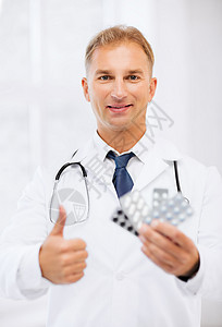 年轻男医生 带一包药丸长袍愈合疾病援助药剂学维生素药片控制儿科饮食图片