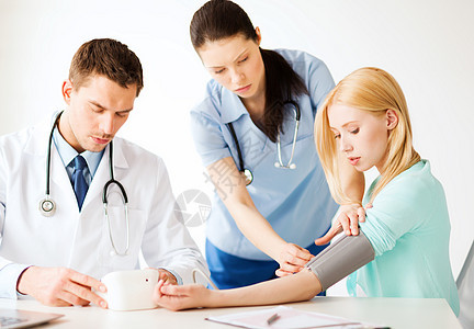 住院医生和住院病人家庭内阁高血压专家保健医院救护车护士情况诊断图片