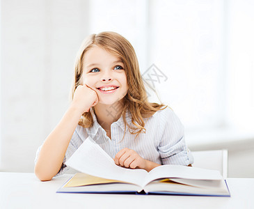 在校学习的女学生人数阅读女孩幼儿园班级测试桌子学生思维演讲教科书图片