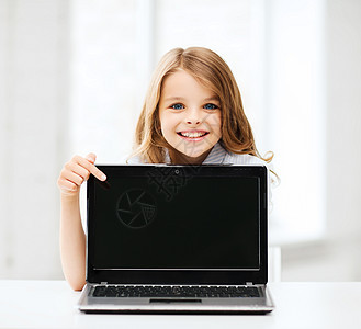 学校有手提笔记本电脑的女孩学习屏幕互联网家庭作业桌子上网瞳孔游戏孩子学生图片