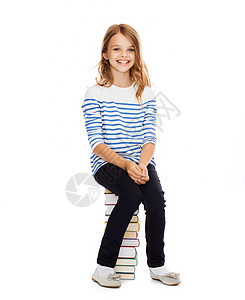 坐在书本堆叠的小女孩女学生微笑瞳孔文学童年青春期学习图书阅读学者测试图片