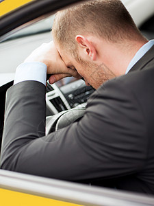 疲累的商务人士或出租车司机气体交通城市男性车辆沮丧人士保险驾驶安全图片