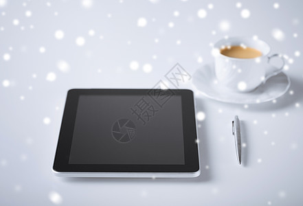 含有咖啡杯的平板电脑会议时间工具商业午餐工作杯子屏幕咖啡办公室图片