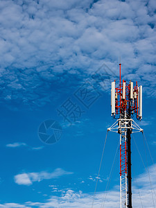 高天的屋顶上一个手机塔图片