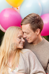 一对夫妇在公园里亲吻 配着多彩气球女孩纪念日乐趣新婚假期女士生日男人周年女朋友图片