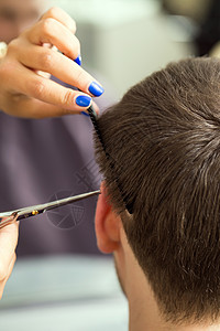 秀丽 发型 美发沙龙男人男性蓝色工作造型师剪刀手指梳子耳朵头发图片