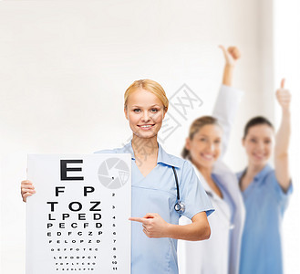 带眼图 微笑的女医生或护士木板眼镜专家卫生情况职业药品眼睛考试女孩图片