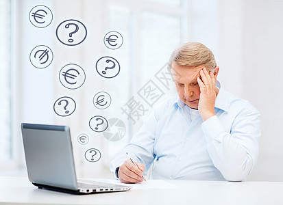 在家填写表格的老人交换写作解决方案报告雇主人士抵押思维压力办公室图片
