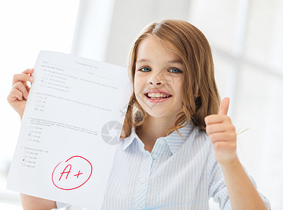 带着考试和A级成绩 微笑着笑着的女学生瞳孔检查学者青少年幼儿园课堂家庭作业教育学校班级图片