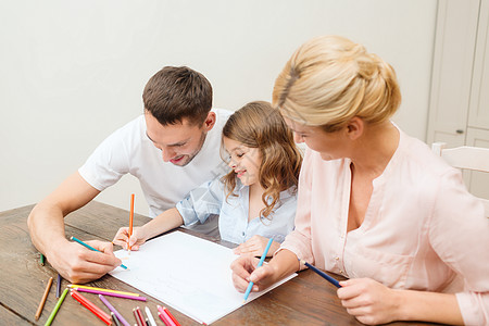 家庭幸福家庭在家里绘画女性教育父母童年孩子女儿染色瞳孔学习父亲图片