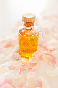 特写必要的石油和玫瑰花瓣护理植物化妆品温泉奢华香味身体疗法治疗头发图片