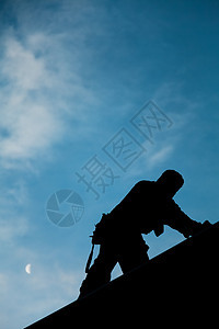 在Silhouette的承包商在屋顶上工作建设者天空蓝色维修月亮阴影男人木匠工具房子图片