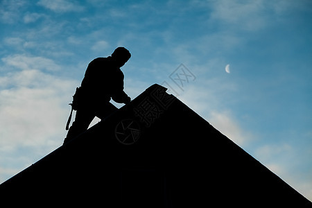 在Silhouette的承包商在屋顶上工作建设者指甲男人屋顶男性建筑装修木匠工艺劳动图片