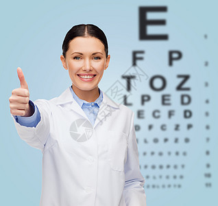 微笑的女医生举起拇指字母医疗保险图表眼科女性工人医院保健眼睛女士图片