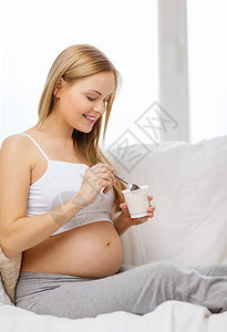 带酸奶的幸福孕妇福利女士营养男生沙发饮食肚子早餐生活微笑图片