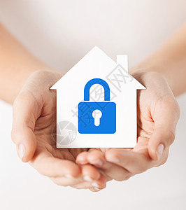 手握有锁的纸屋生物安全警卫财产住房环境住宿蓝色生态家庭图片