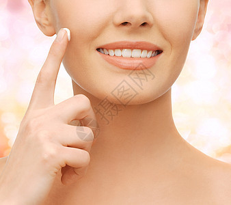 应用润湿乳霜的漂亮美女女孩治疗保湿快乐皮肤活力洗剂容貌化妆品护理图片
