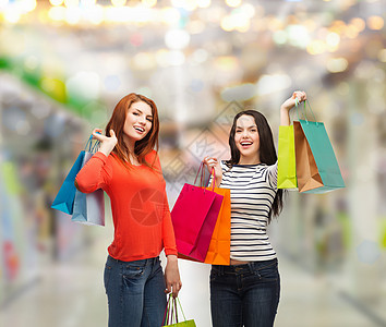 2个带着购物袋笑着的少女女孩消费者销售购物中心顾客奢华女孩们幸福购物狂购物微笑图片