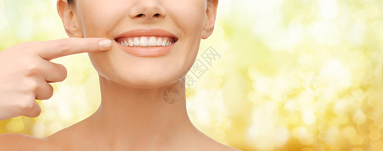 指着牙齿的美丽的女人治疗卫生保健呼吸女性牙科矫正福利女士嘴唇图片