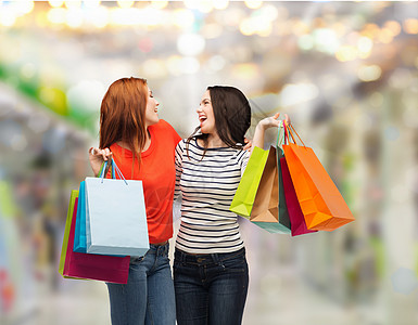 2个带着购物袋笑着的少女女孩季节购物者销售消费者假期奢华购物狂青少年提倡者零售图片