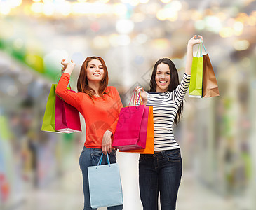 2个带着购物袋笑着的少女女孩购物零售女孩们顾客提倡者购物狂购物中心销售青少年幸福图片