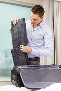 商务人士用手提箱包装物品男性职业酒店工作人士开箱公文包生意行李房间图片