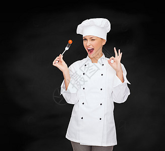 带叉子和番茄的笑着女厨师手势工人美食食物工作助手职业女性管理人员蔬菜图片