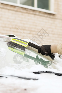 将清理车内雪雪雪的人紧闭在一起车辆暴风雪司机降雪风暴男性汽车天气衣服挡风玻璃图片