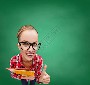 带有显示大拇指的文件夹的学生眼镜学校女性微笑教科书知识青少年大学笔记本手势学习图片