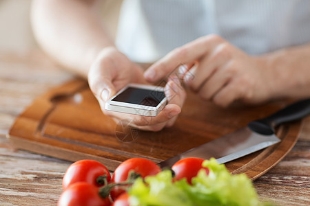 以智能手机为指指指手画脚的人屏幕食谱烹饪技术食物房子围裙手指菜单蔬菜图片