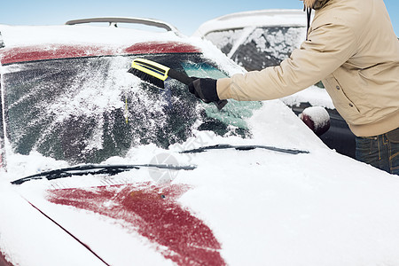 用刷子从汽车挡风玻璃上擦雪的男子季节运输天气车辆男性降雪司机窗户雪堆男人图片