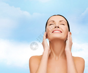 年轻微笑的女人的脸清洁保湿卫生黑发容貌美容保健福利化妆品治疗图片