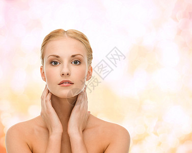 美丽的女人触摸她的脸皮金发女郎护理容貌女性保湿化妆品福利皮肤清洁脖子图片