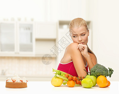 以水果和派的果实怀疑女子垃圾厨房维生素生态女孩损失饮食减肥女士思维图片