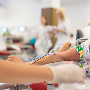 护士和捐血的献血者乐器卫生康复管子手臂医师民众男人注射器科学图片