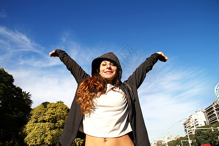 欢快的帕尔幸福牛仔裤女孩帽衫太阳毛衣空气女性牙裔青少年图片