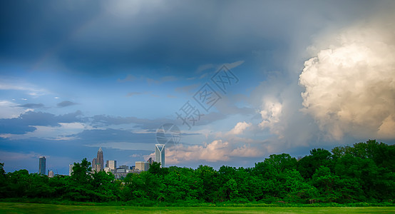 天线上暴风雨 满天乌云城市天空频闪细胞建筑学行动质量控制天际建筑物力量图片