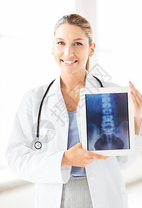 在平板电脑上进行X光检查的女医生解剖学考试扫描射线肿瘤药品癌症脊柱女性专家图片