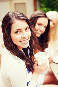 在咖啡馆喝咖啡的漂亮女孩团体朋友们游客乐趣饮料闺蜜阳台桌子幸福咖啡店图片