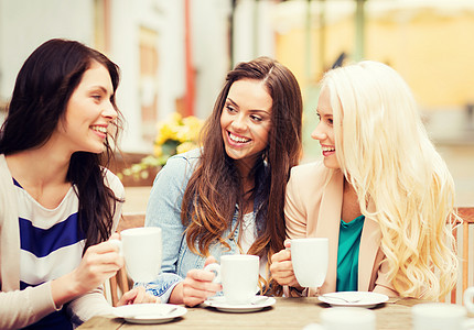 在咖啡馆喝咖啡的漂亮女孩阳台享受杯子饮料街道假期团体旅游女性乐趣图片