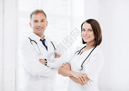两名年轻有吸引力的年轻医生心脏病男人长袍学生医务人员护士实验室药品医疗保险女性图片