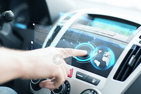 使用汽车控制面板的男子展示电气全世界屏幕拨号娱乐电子产品力量技术扫描图片