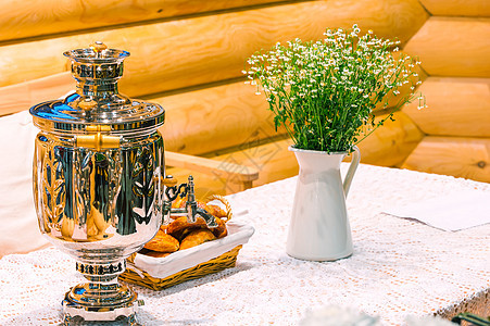 光亮的马莫瓦和鲜花束在生锈的桌子上图片
