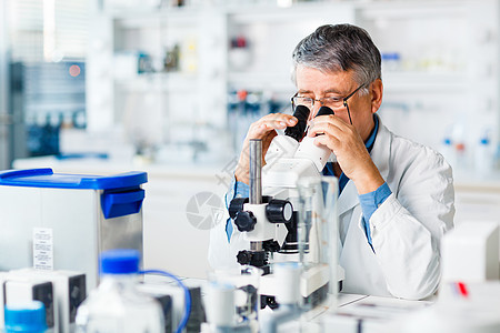 在实验室进行科学研究的高级男性研究员烧瓶医生化学气体实验生物学药品外套显微镜男人图片