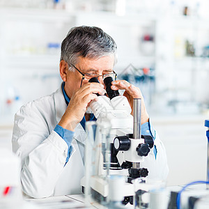 在实验室进行科学研究的高级男性研究员实验技术员药品化学气体医院男人微笑化学家生物学图片