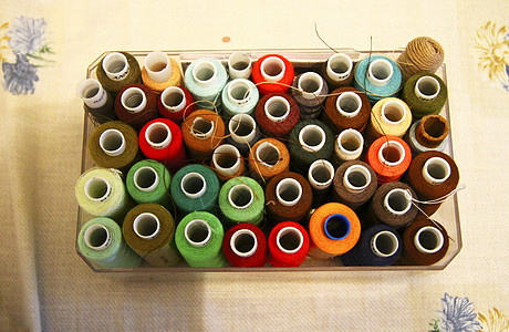 准备在打开的盒子中缝合的线索生产筒管爱好卷轴橙子棉布织物纤维缝纫顶针图片