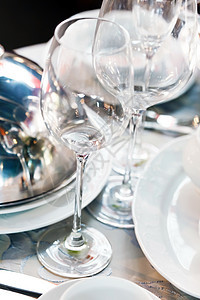 桌上的陶瓷餐具杯子用餐餐厅银器桌子服务盘子厨具刀具勺子图片
