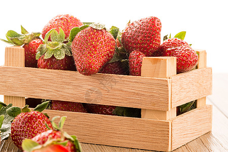 草莓罐头草莓饮食植物松树宏观橡木木头水果果味桌子木板背景