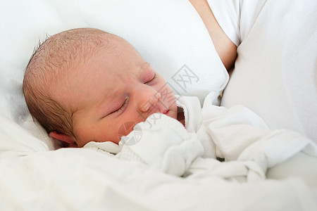 医院中正在睡觉的新生儿孩子生活白色小时童年说谎女性新生女孩睡眠图片