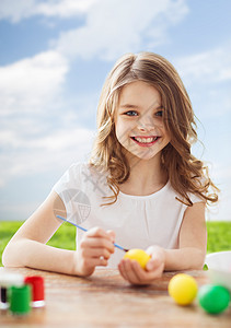 微笑的小女孩为复活节彩蛋幸福假期天空青春期风俗传统染色孩子喜悦幼儿园图片